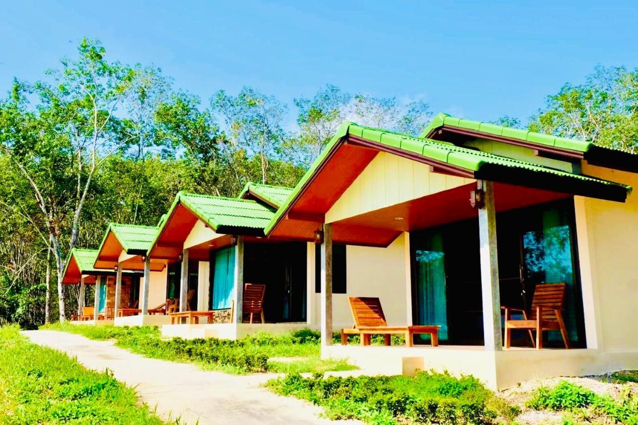 Rinna Resort Ko Mook Buitenkant foto
